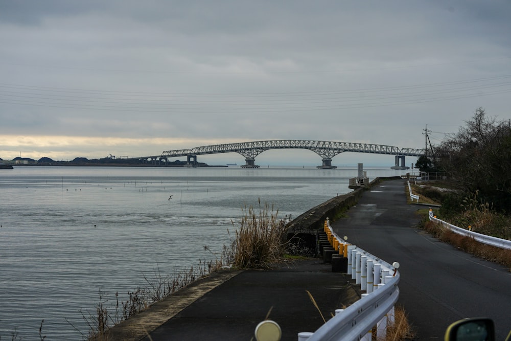 une vue d’un pont au-dessus d’un plan d’eau