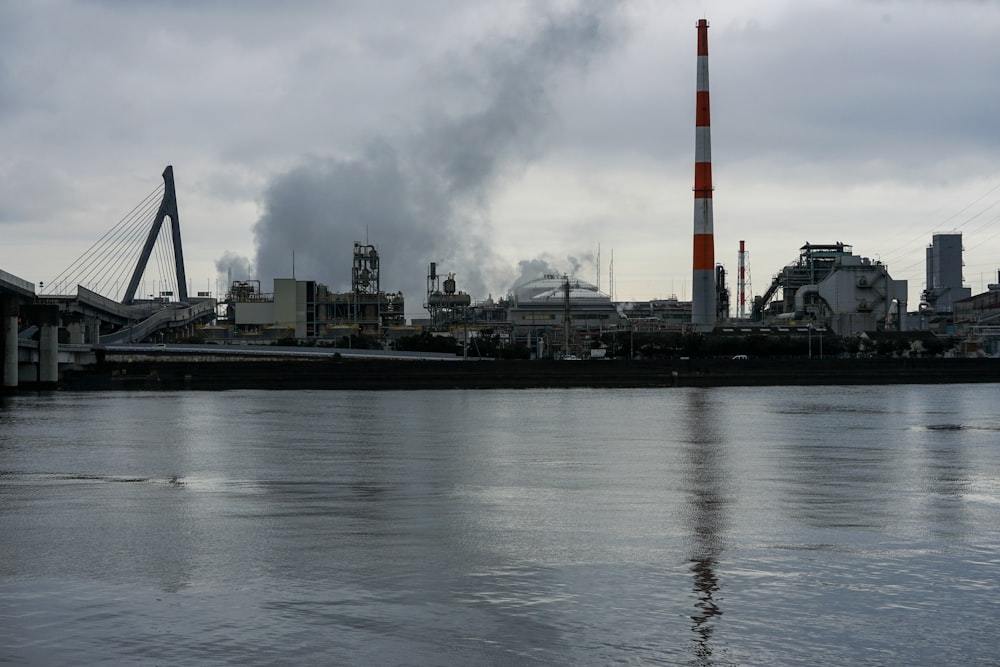 una fábrica con humo saliendo de sus chimeneas