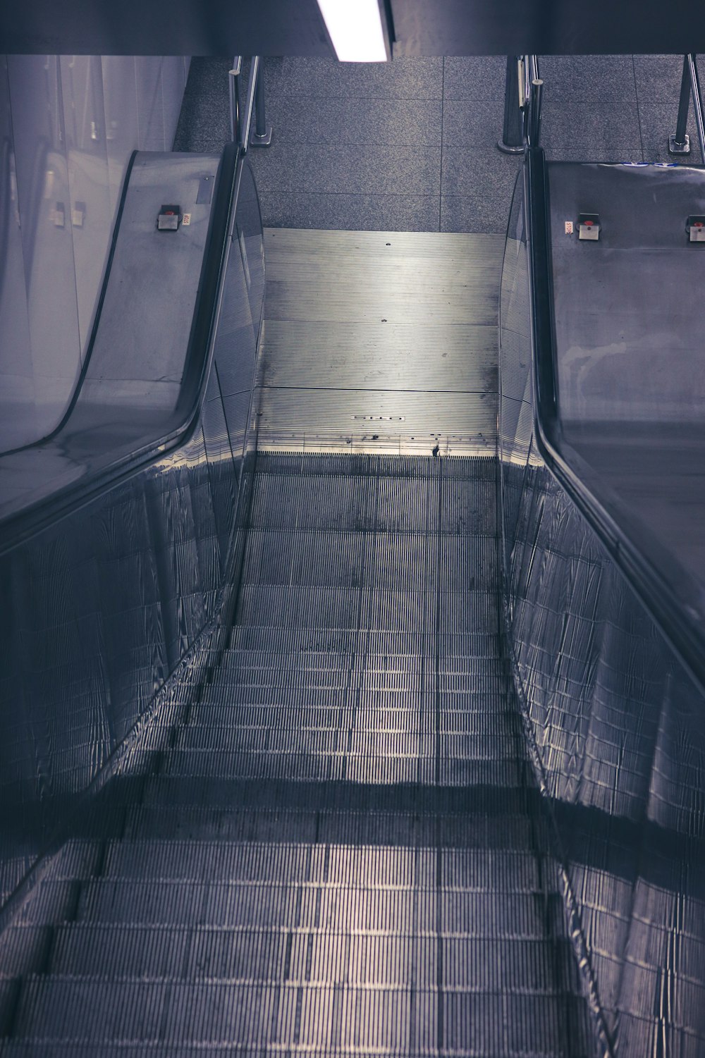 an escalator in a subway station with no people