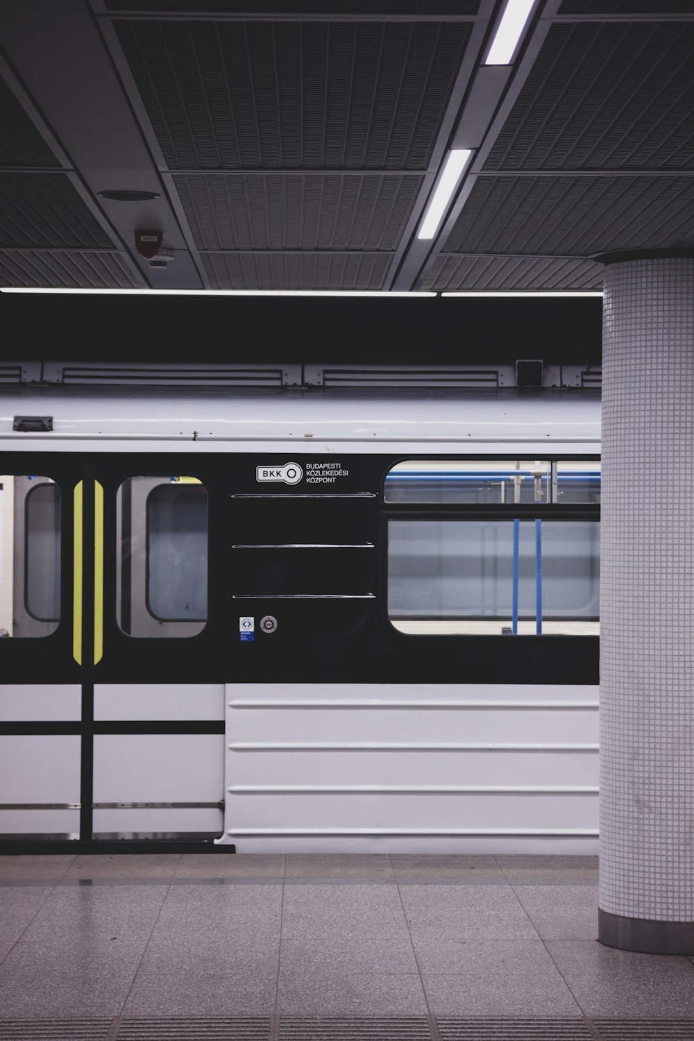 un treno della metropolitana parcheggiato in una stazione ferroviaria