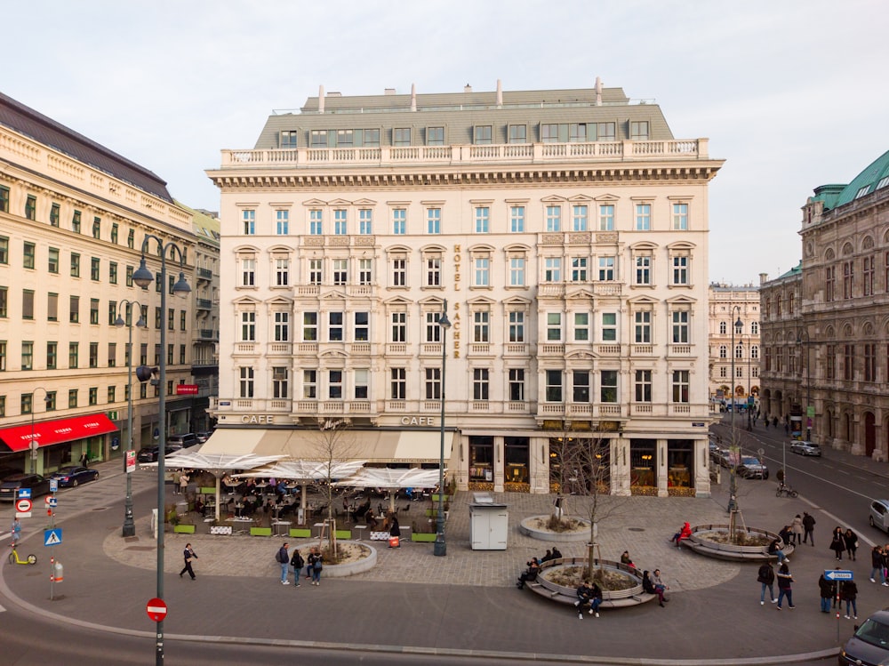 une place de la ville avec une fontaine au milieu de celle-ci