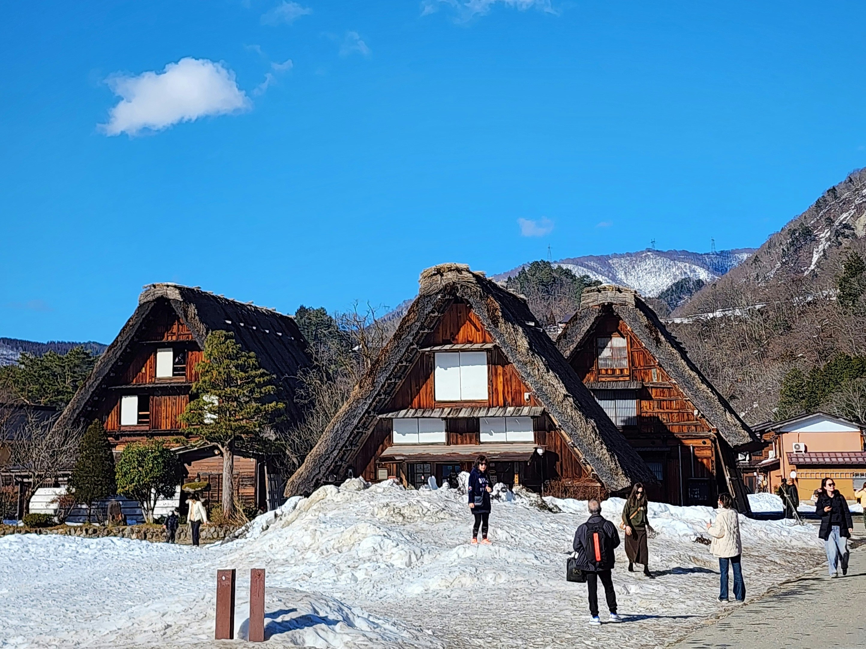 눈 덮인 길을 걷고 있는 한 무리의 사람들