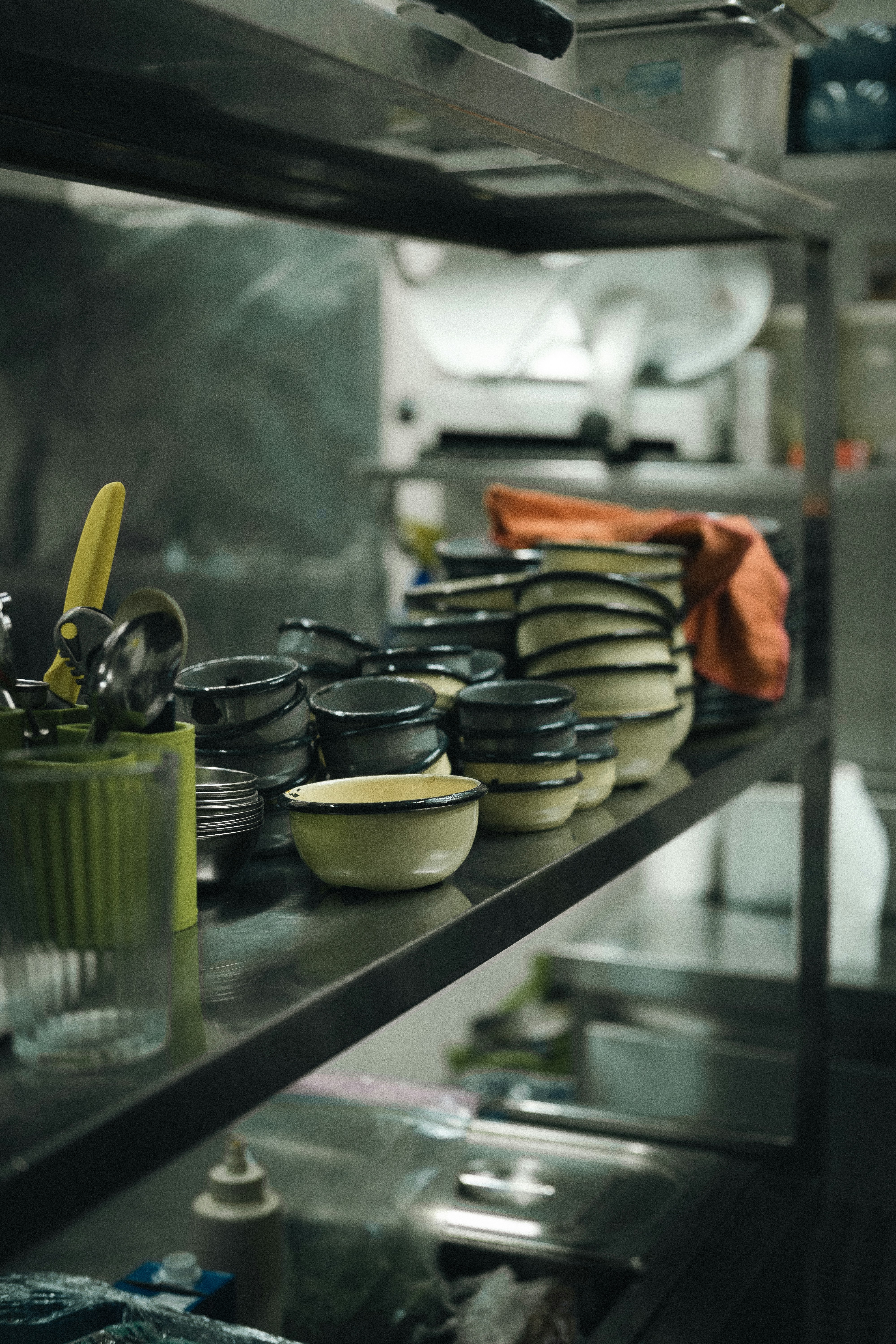 a bunch of bowls are sitting on a shelf