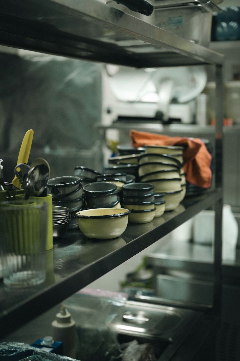 a bunch of bowls are sitting on a shelf