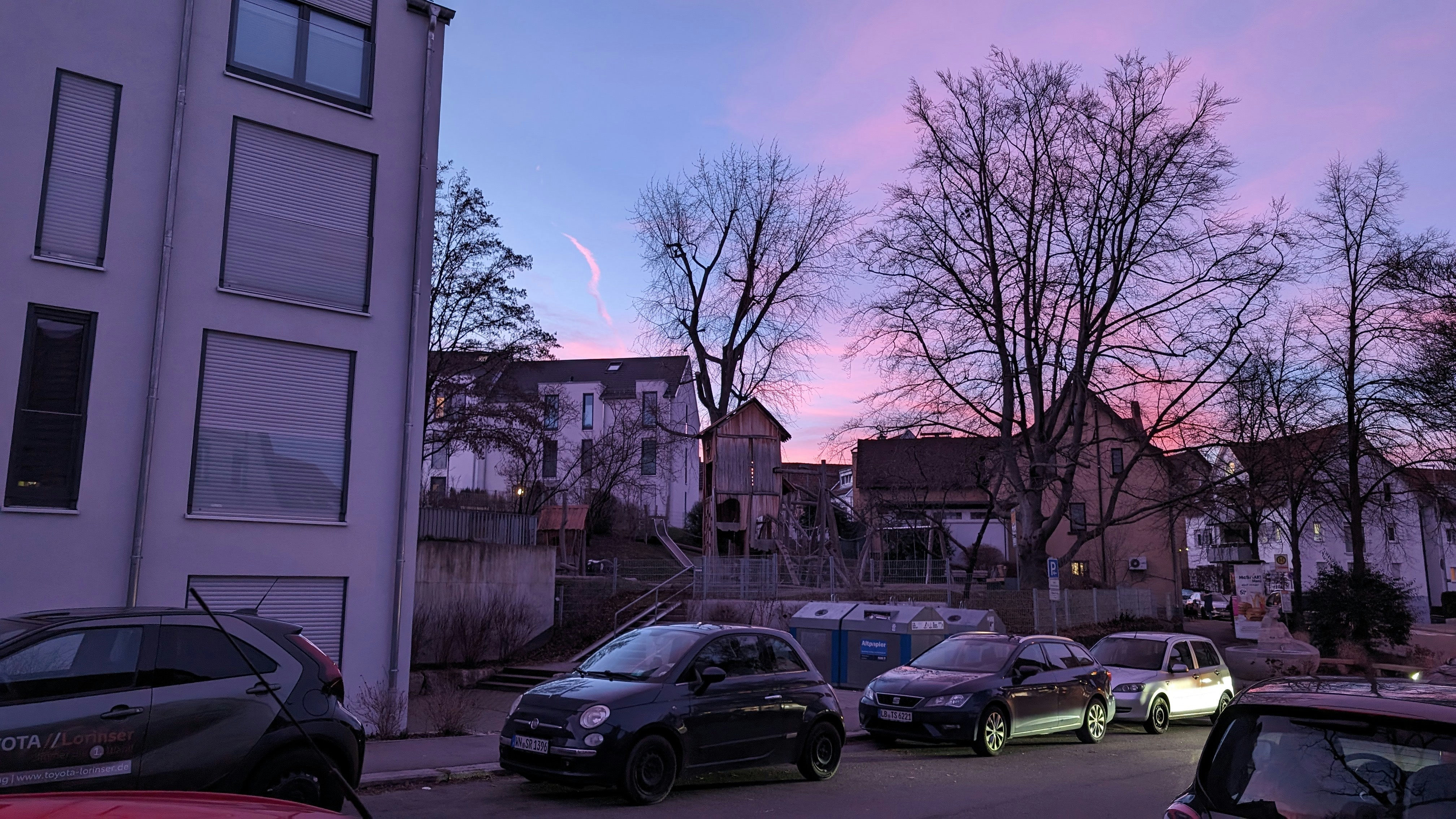 Un grupo de coches aparcados al lado de una carretera