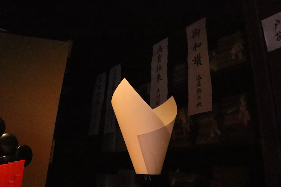 近距離拍攝的孔明燈，火焰透過紙面透出光芒