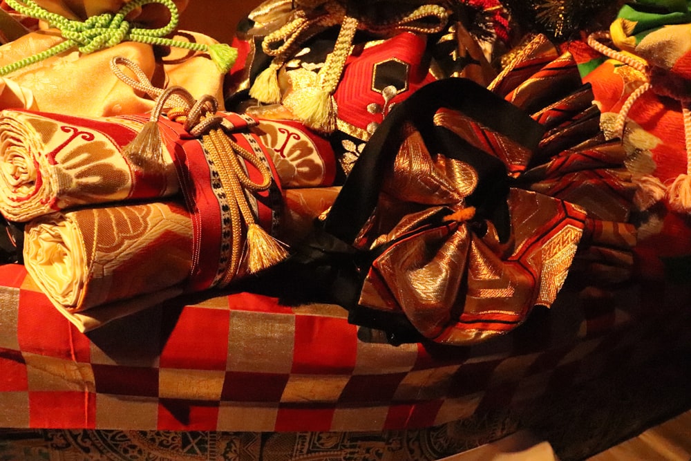 uma cesta cheia de lotes de diferentes tipos de sacos