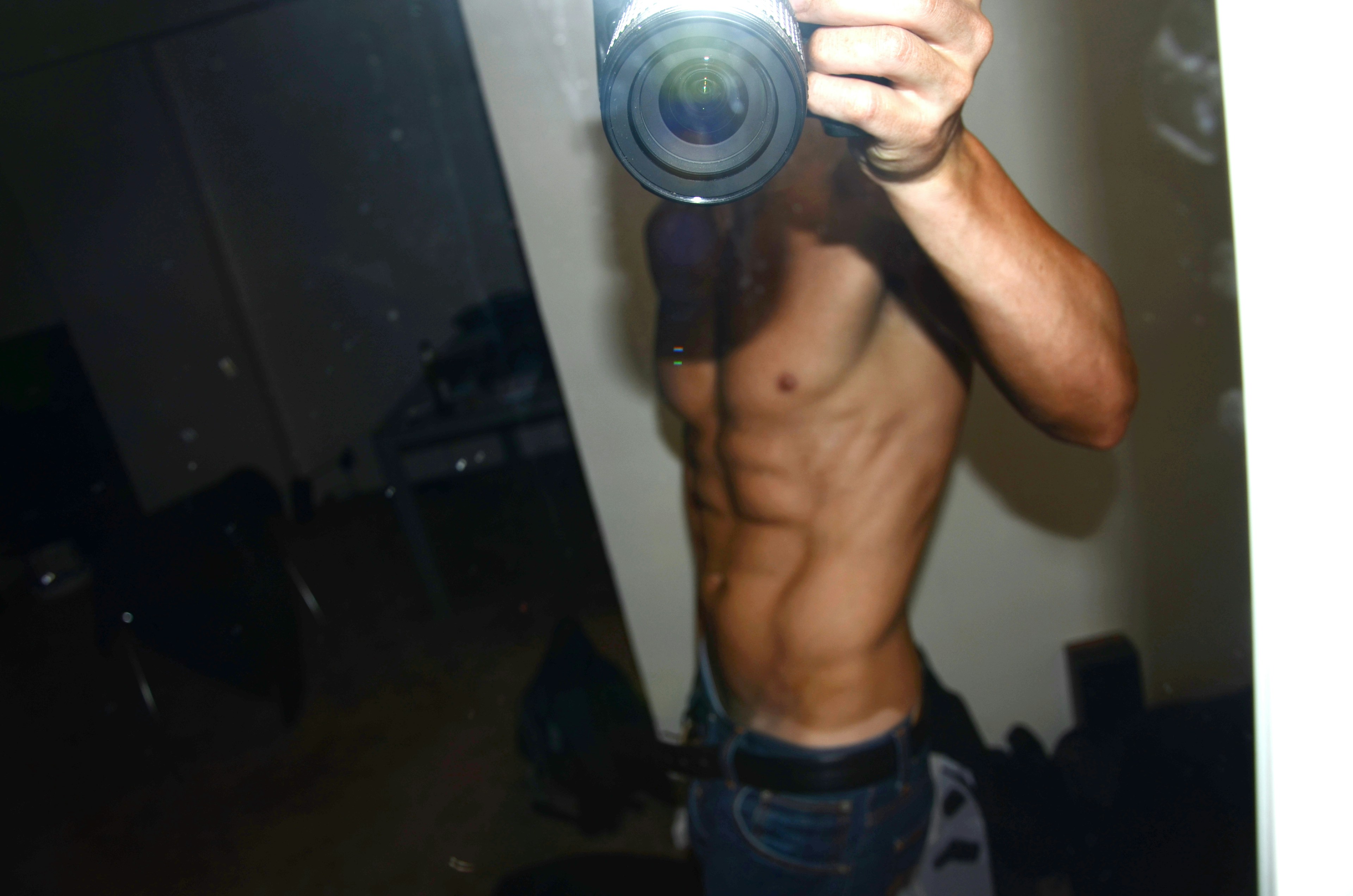 un hombre tomándose una foto en un espejo