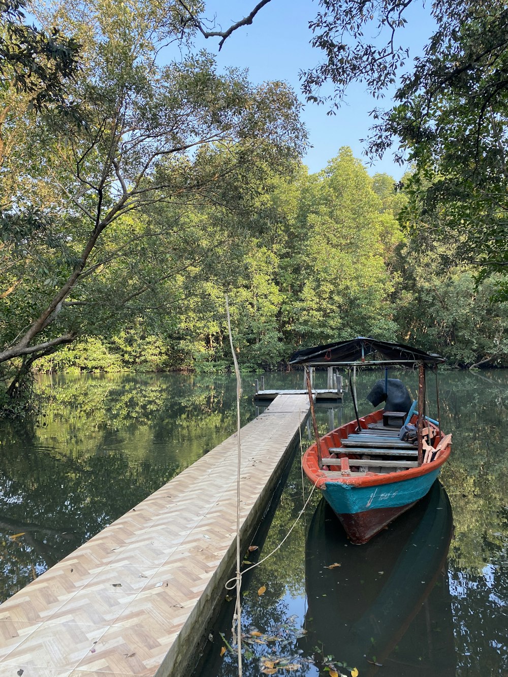 a boat docked at a dock in the middle of a river