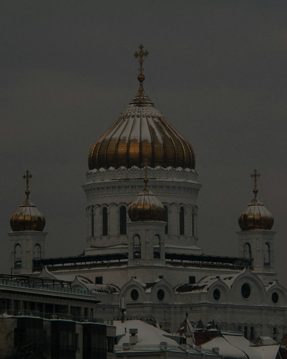 um grande edifício branco com uma cúpula dourada