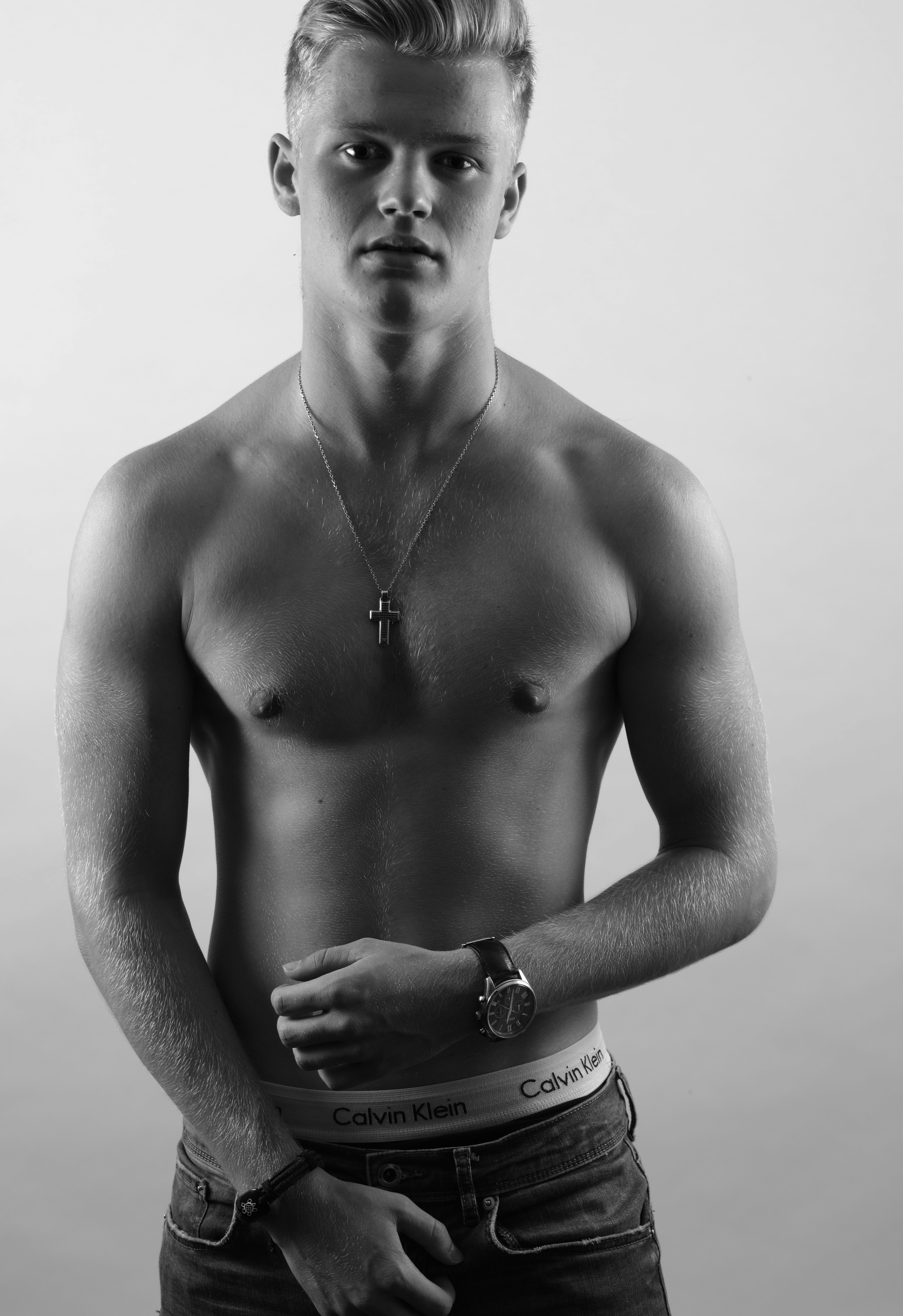 上半身裸の男性が写真のポーズをとっています