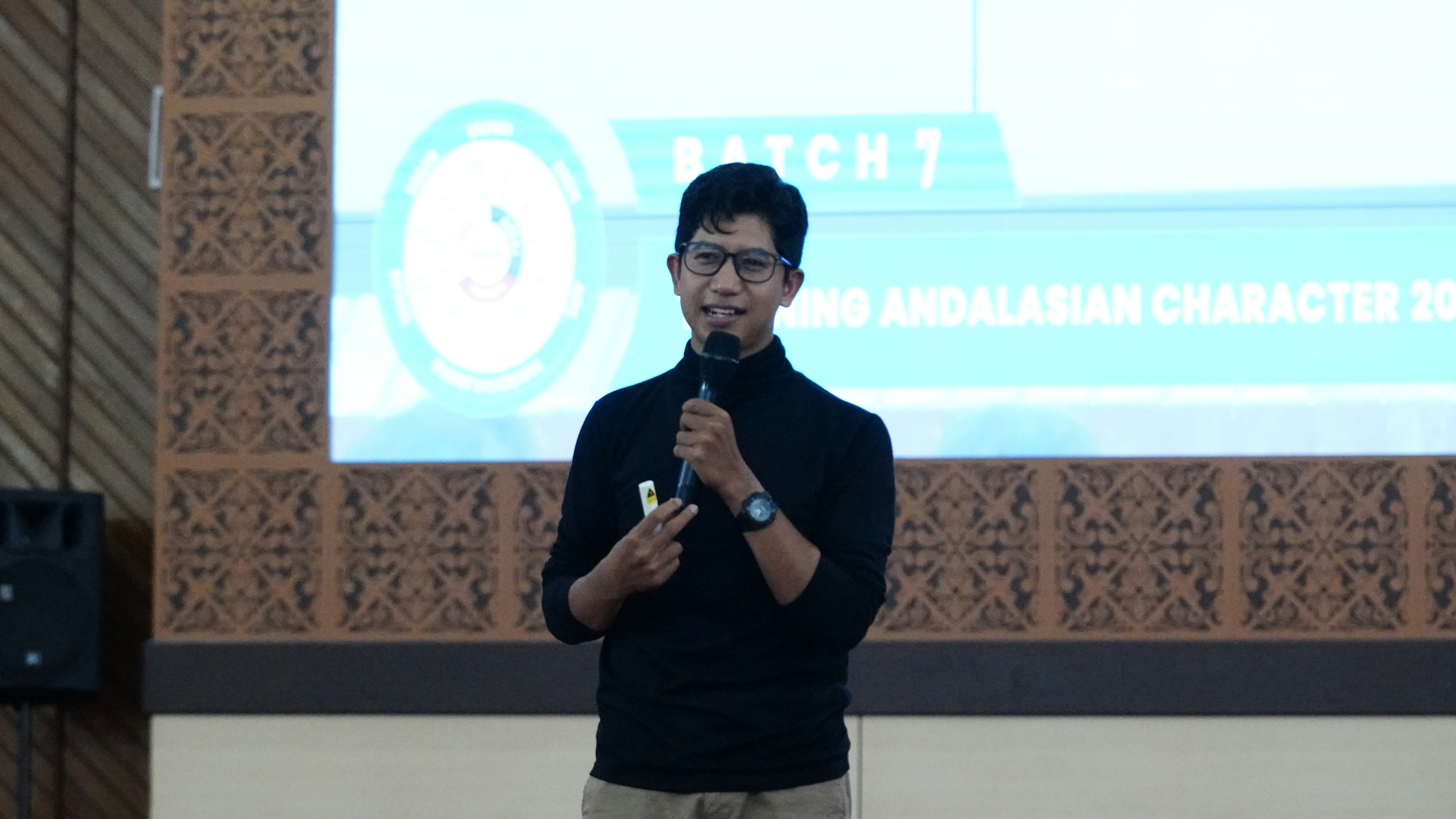 Maritime industry expert presenting during virtual webinar about shipping trends