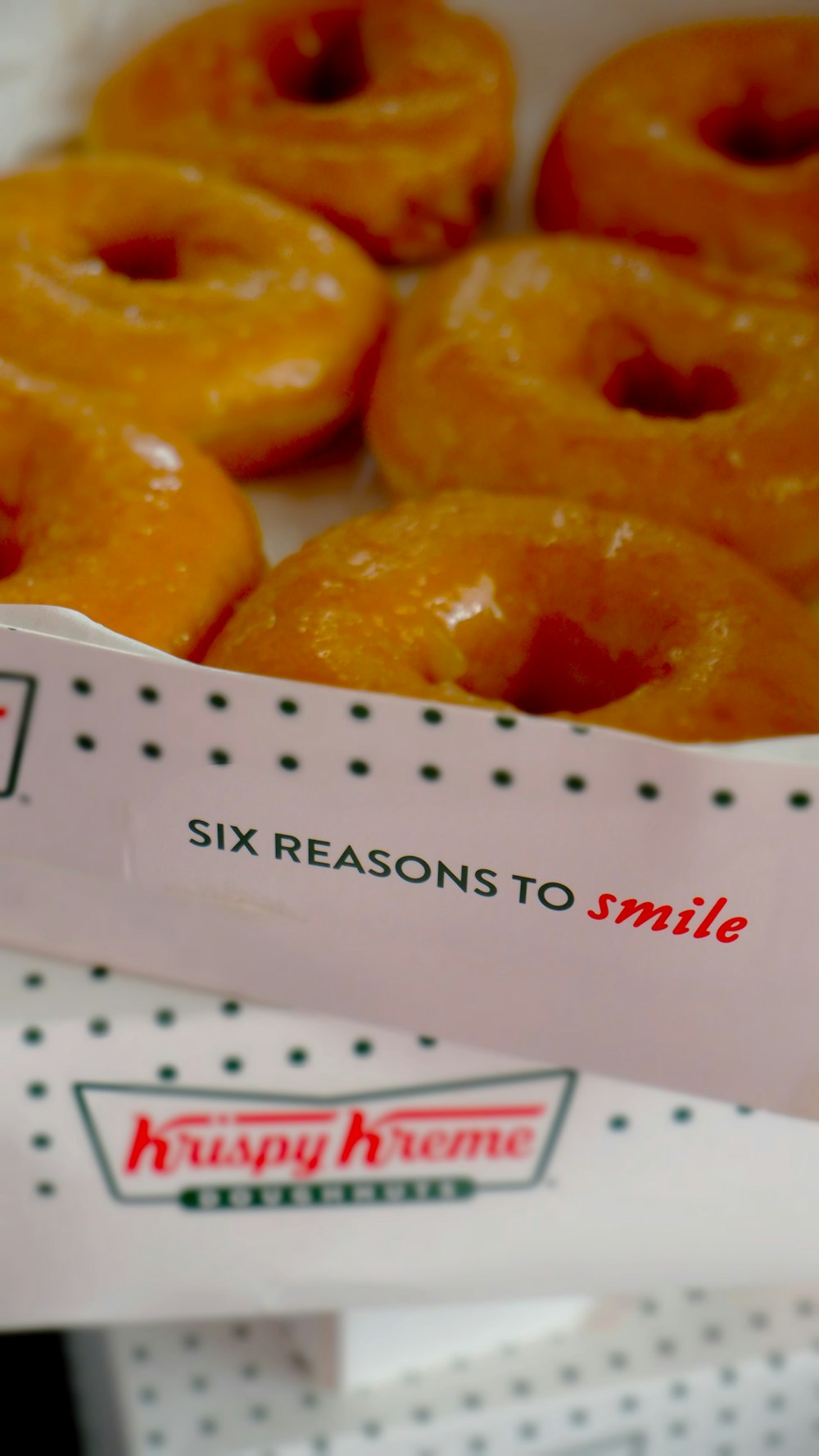 Eine Schachtel mit sechs glasierten Donuts aus Grund zum Lächeln