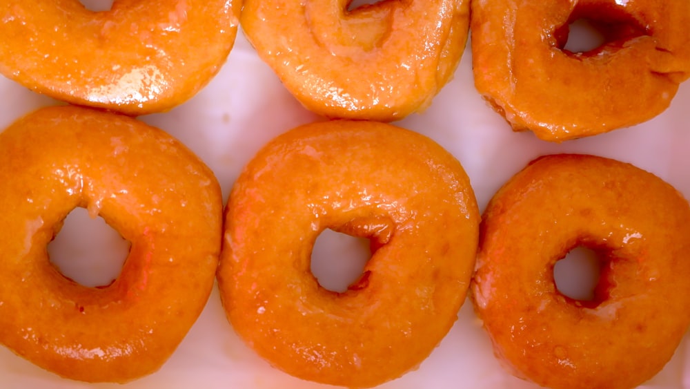 um close up de uma caixa de donuts