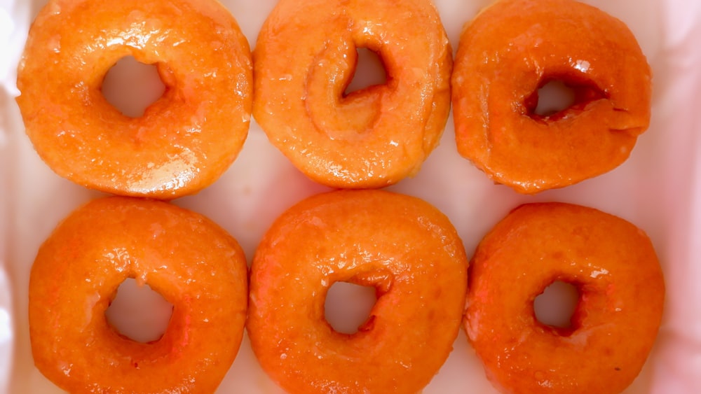 Seis donas glaseadas en una caja blanca