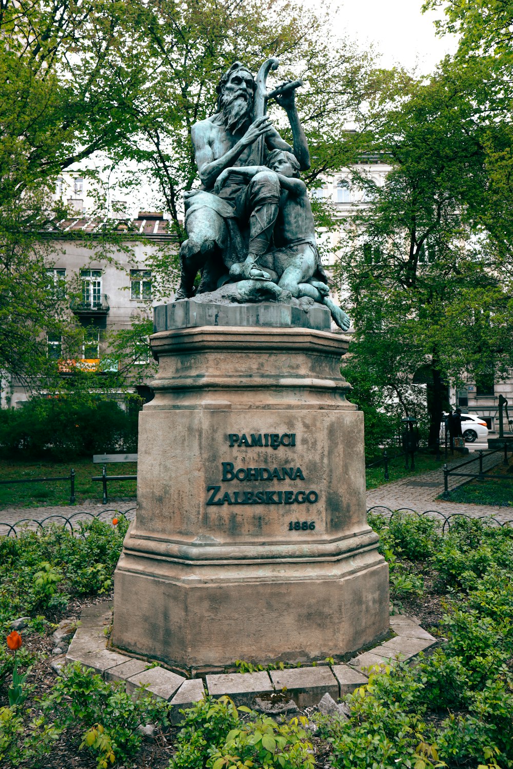 uma estátua de um homem com uma trombeta em um parque