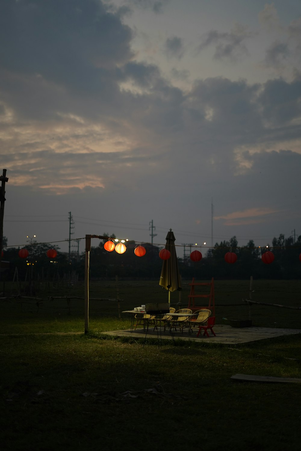 a couple of chairs sitting under a street light