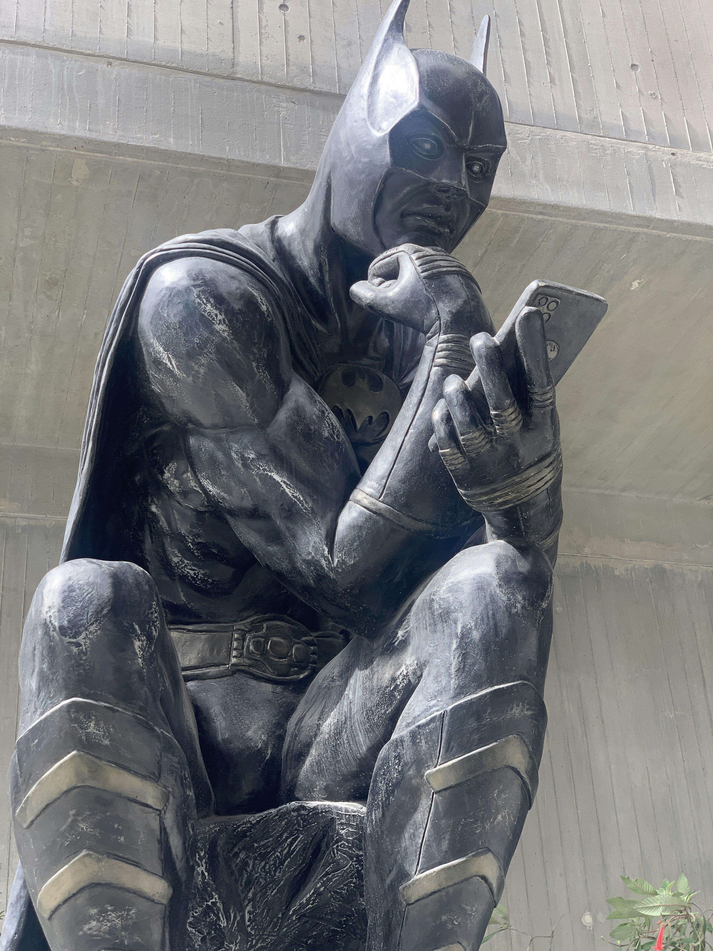 Eine Statue eines Batman, der ein Buch liest