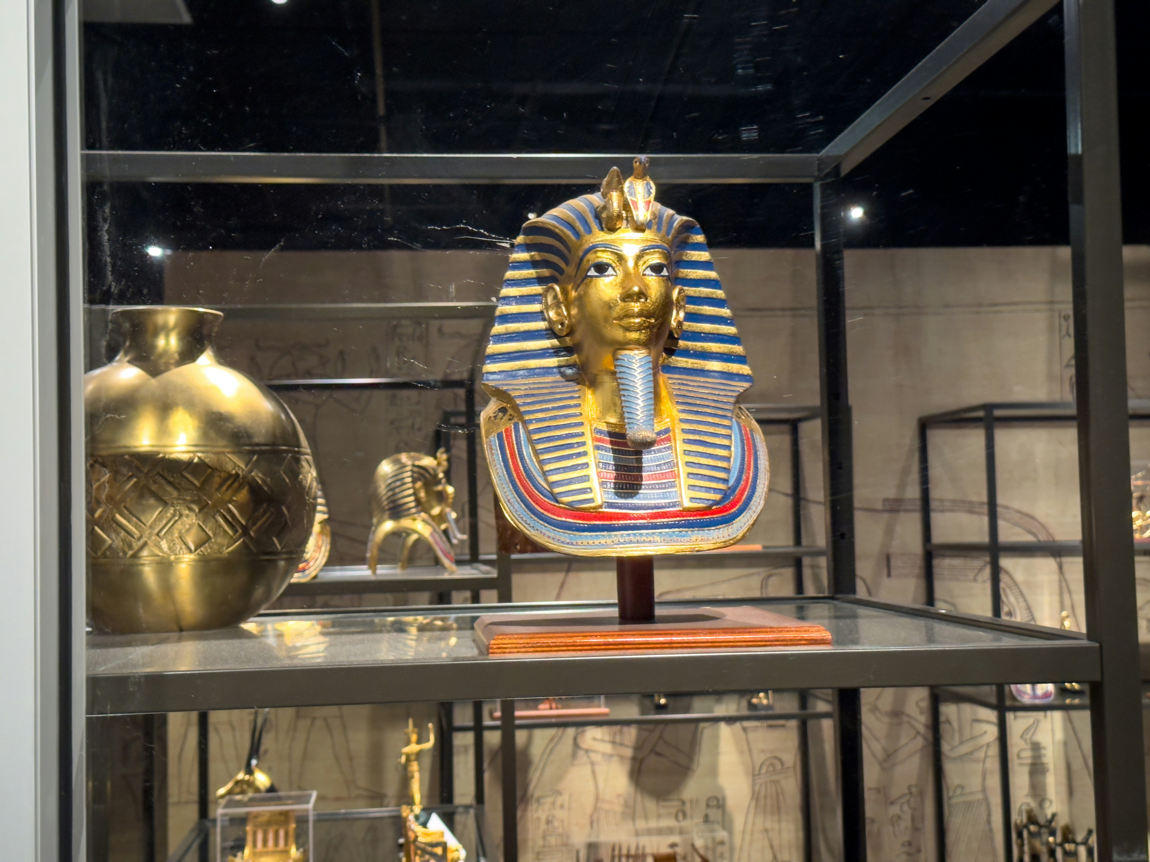 Cleopatra's emerald treasures and ancient Egyptian artifacts - may birthstone