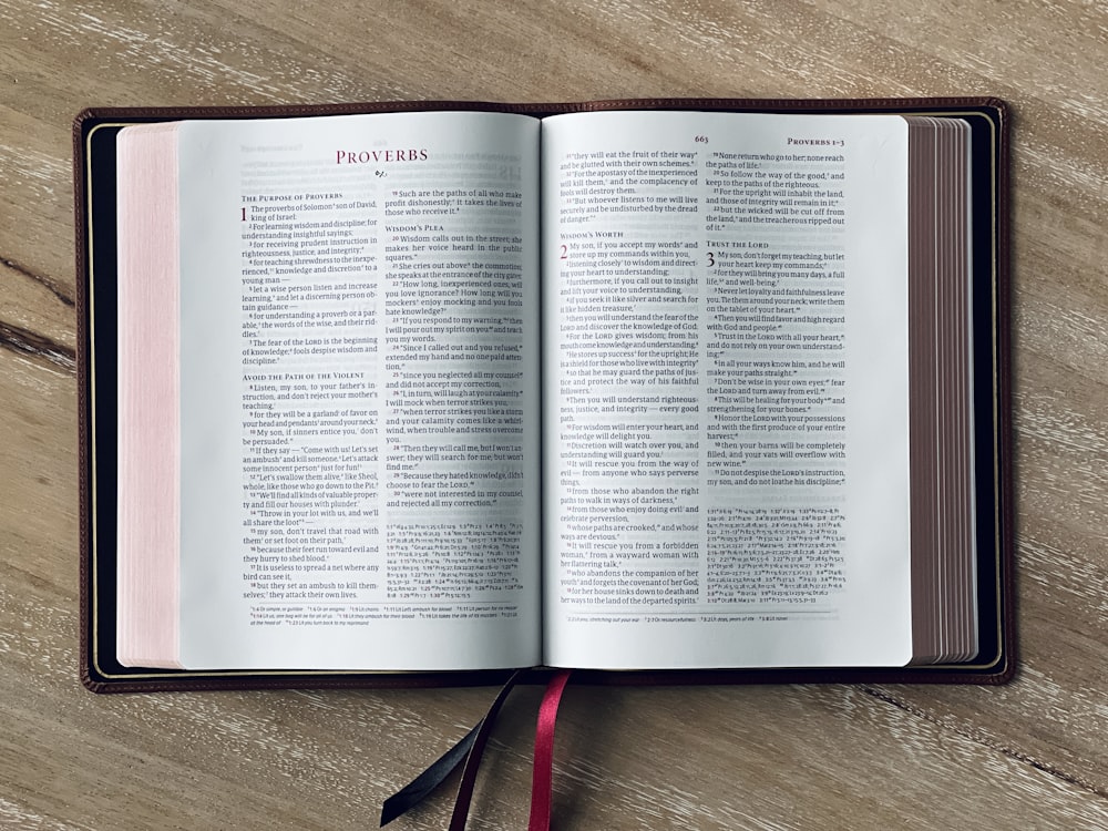 un livre ouvert posé sur une table en bois