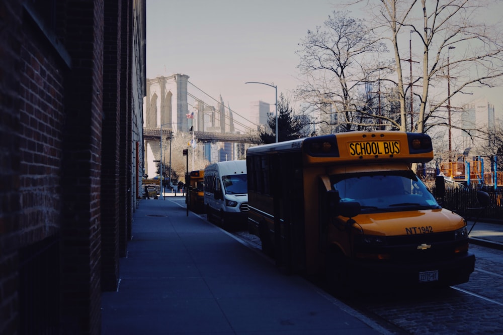 um ônibus escolar estacionado no acostamento