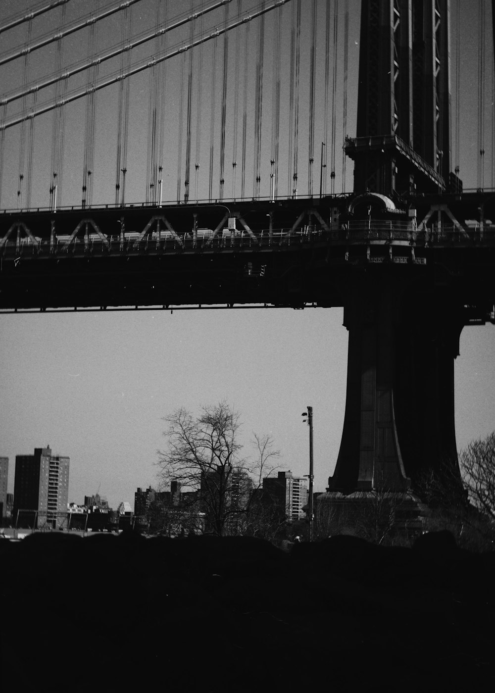 una foto in bianco e nero di un ponte