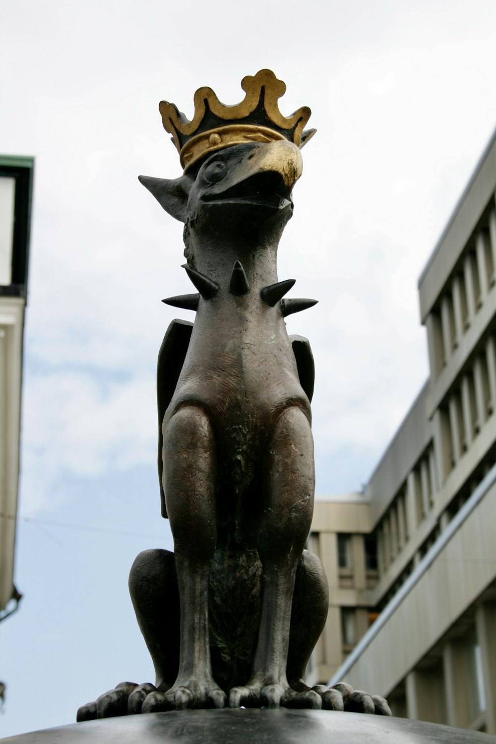 頭に王冠をかぶった犬の像