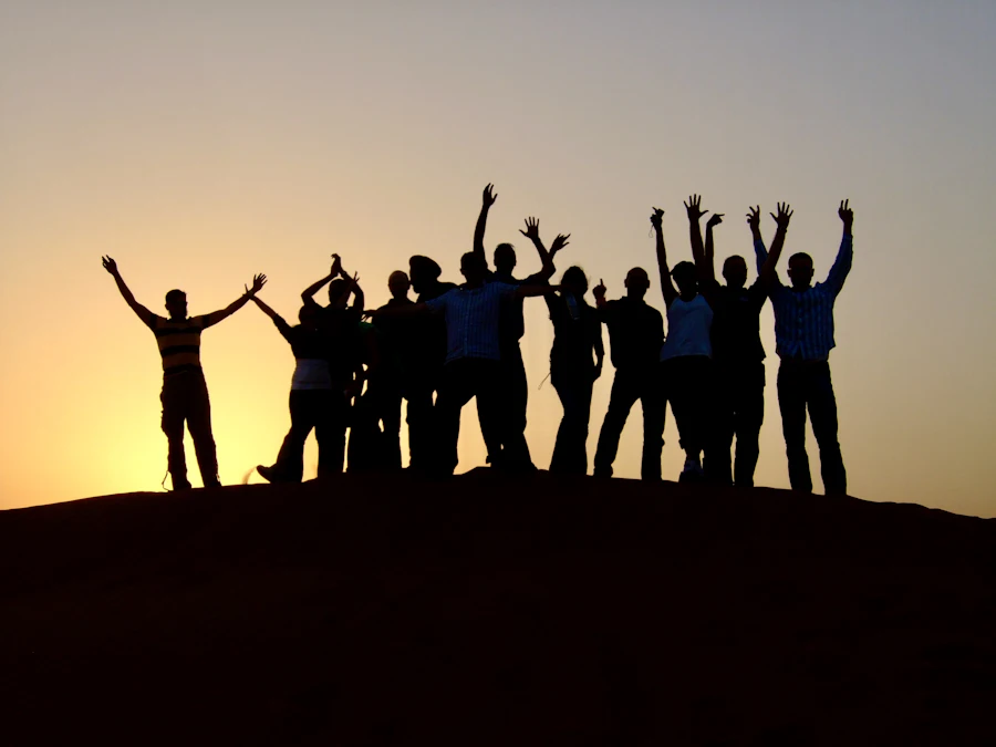 Groupe au sommet d'une colline face au paysage