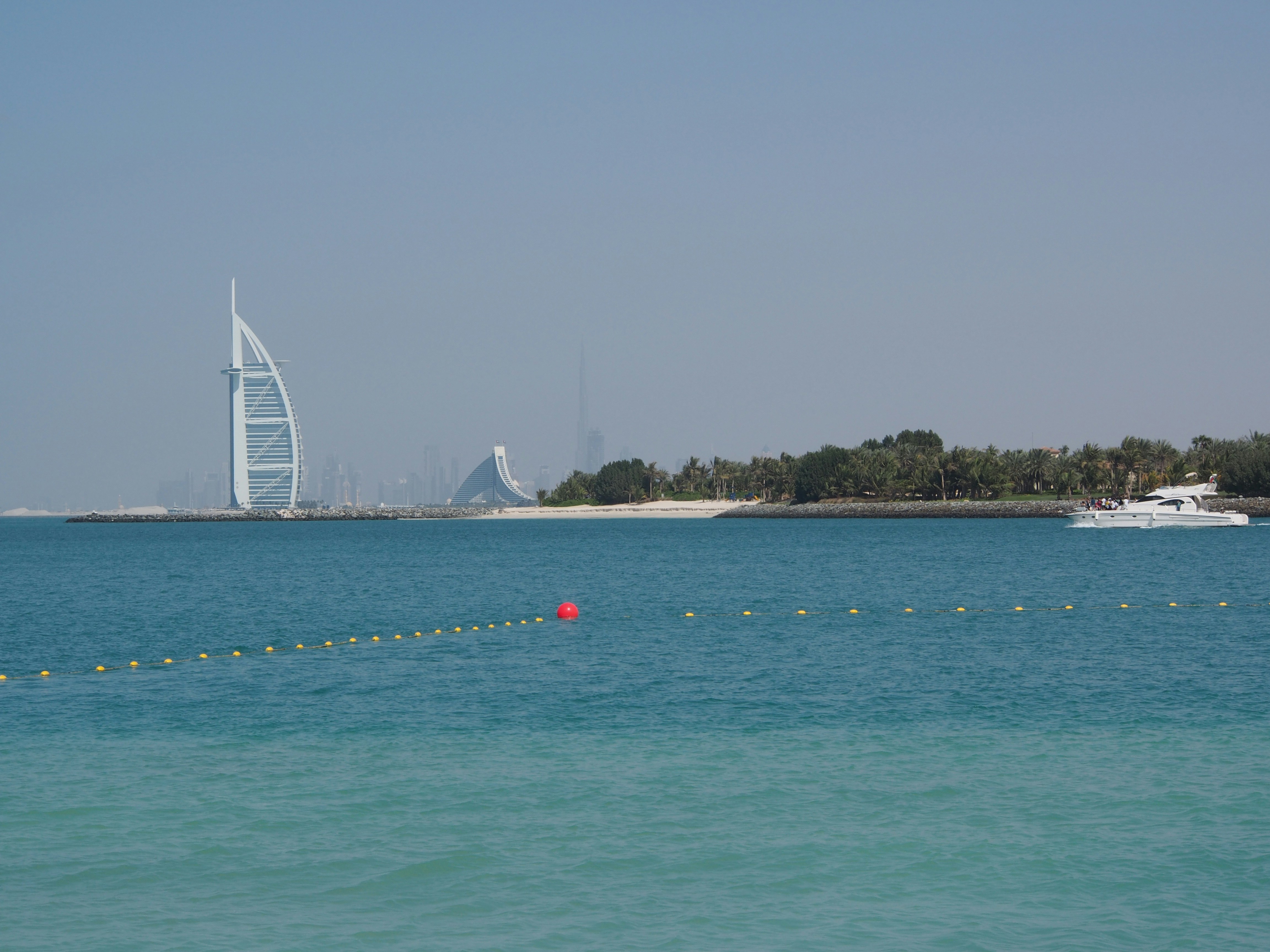 背景に膨らんだ大きな水域