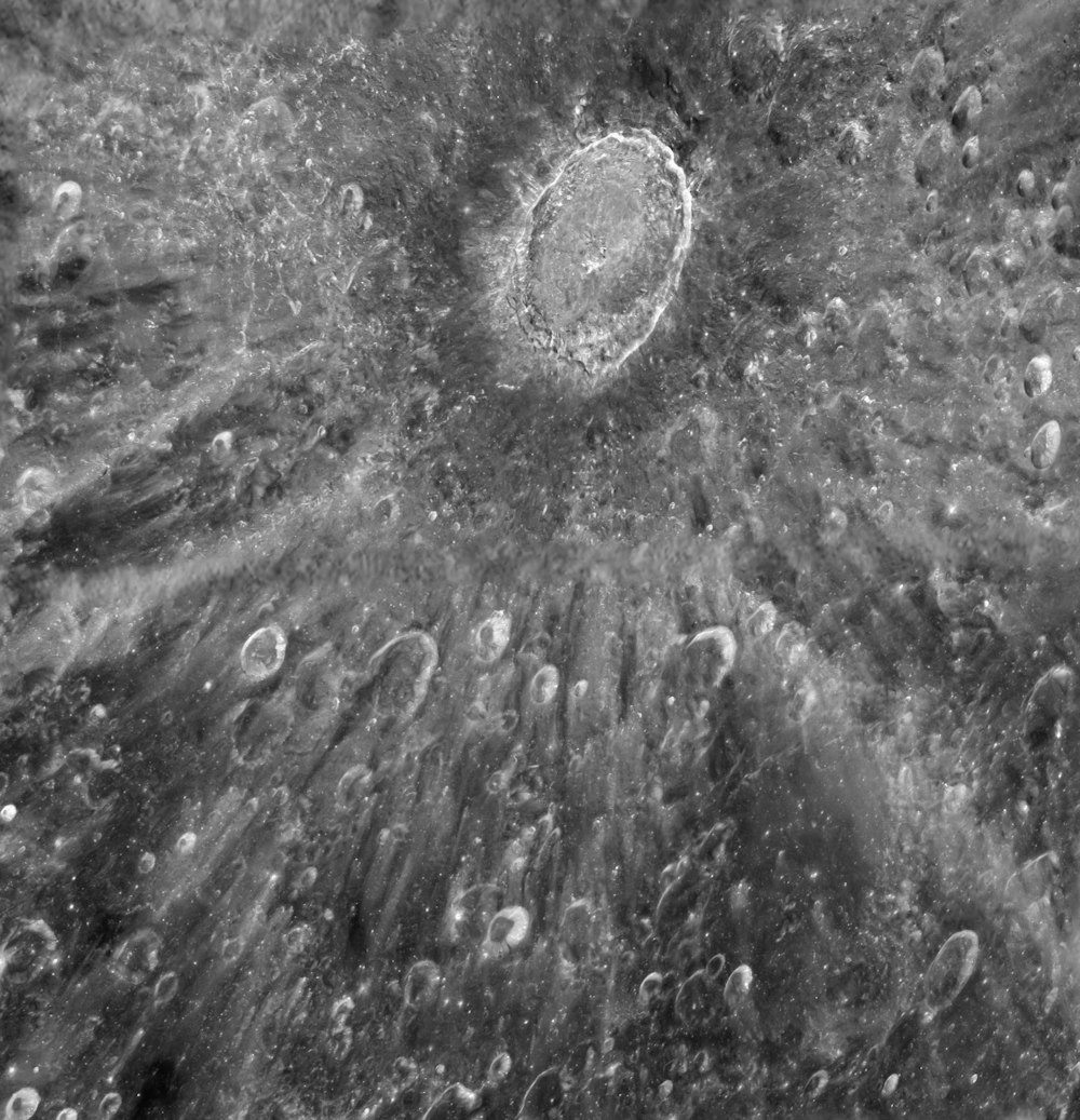 Una foto in bianco e nero della superficie della luna