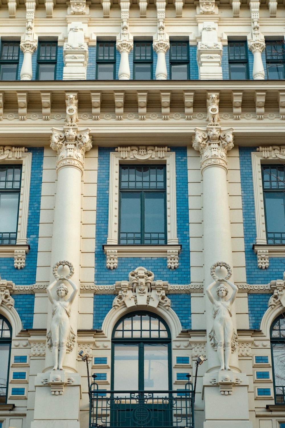 Un edificio alto con estatuas en la parte delantera