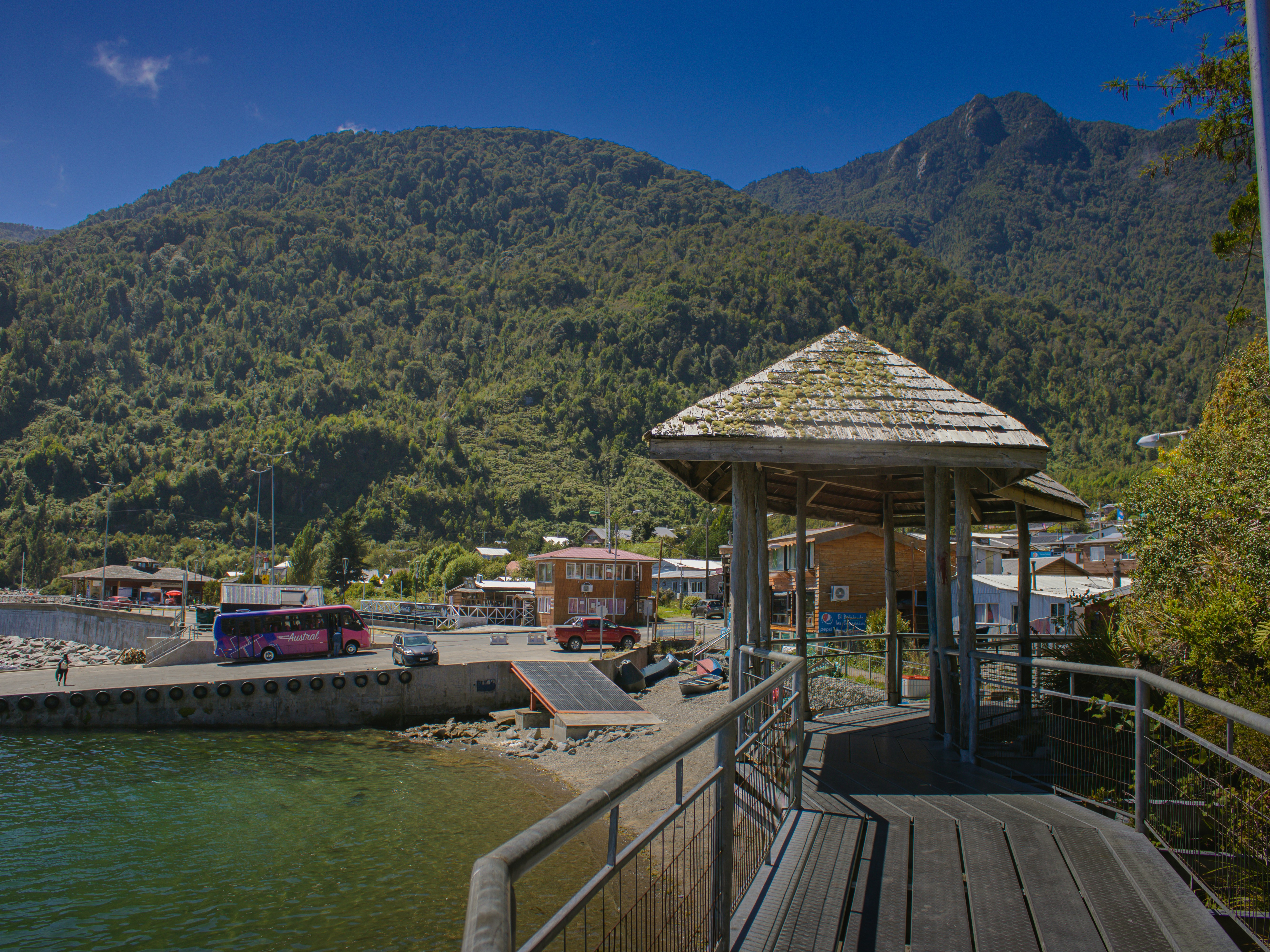 Fotomural a gazebo sitting on a pier next to a body of water