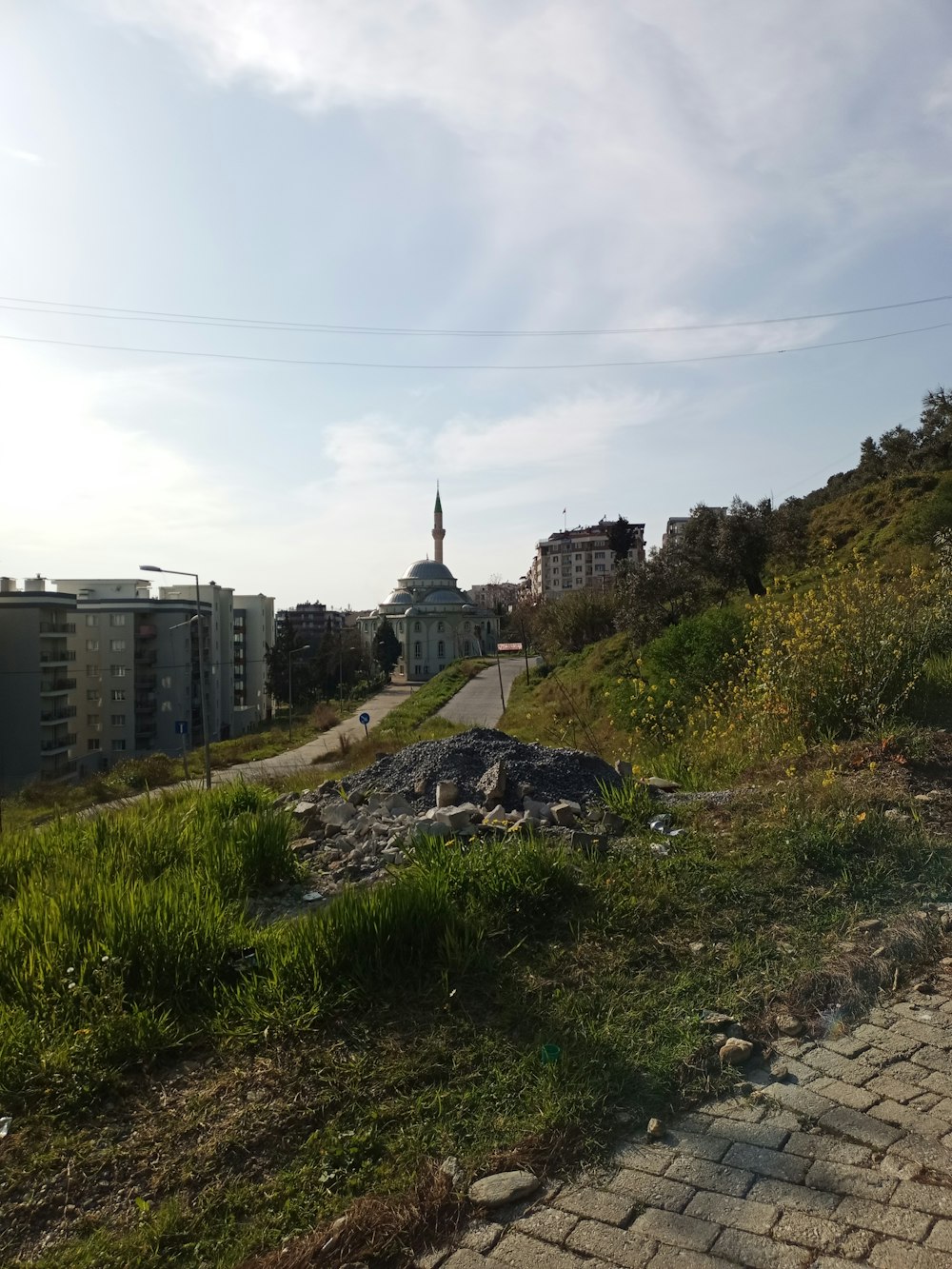 Blick auf eine Stadt von einem Hügel aus