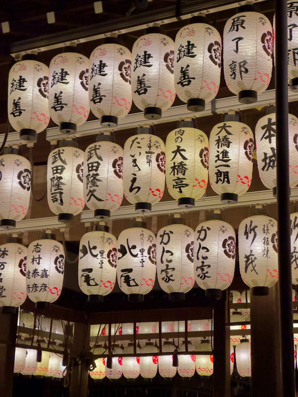un gran numero di lanterne con scritte asiatiche su di esse