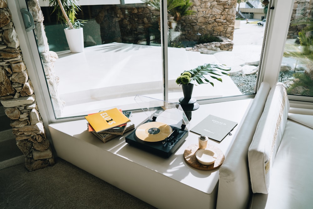 una mesa con un tocadiscos y una planta sobre ella