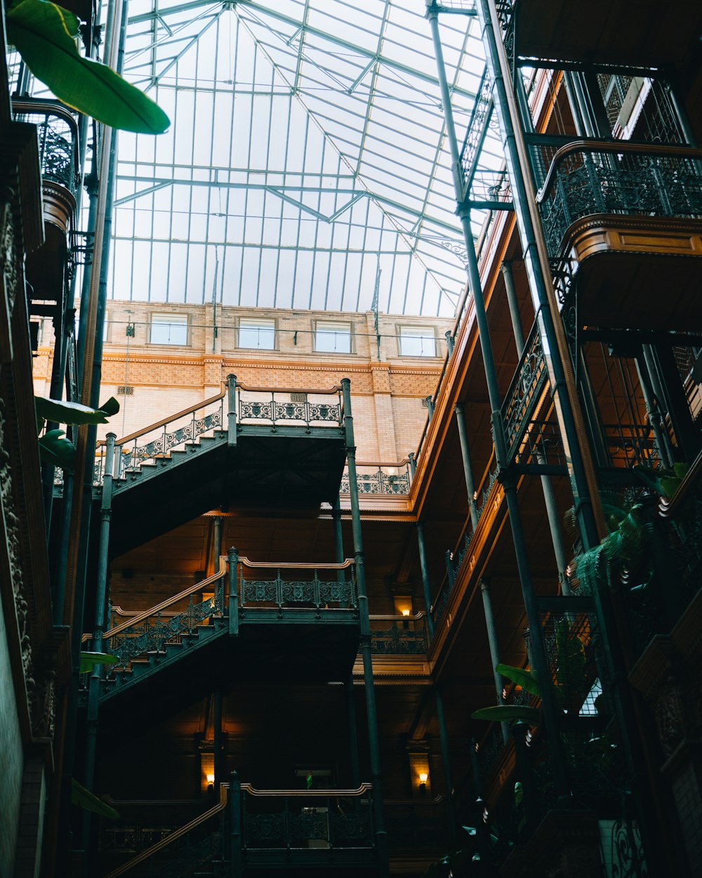 Un edificio con techo de cristal y escalera