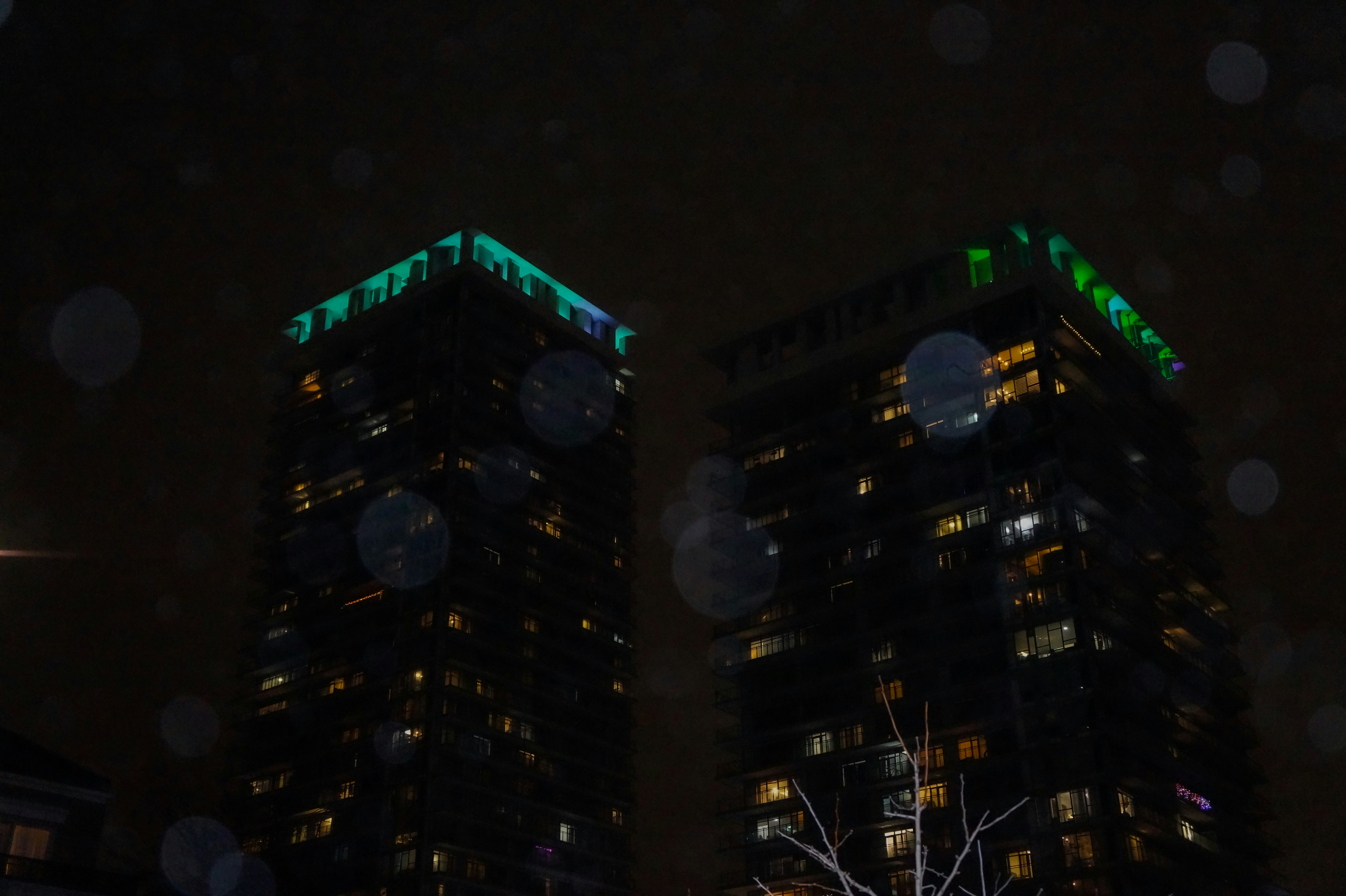 quelques grands bâtiments assis l’un à côté de l’autre