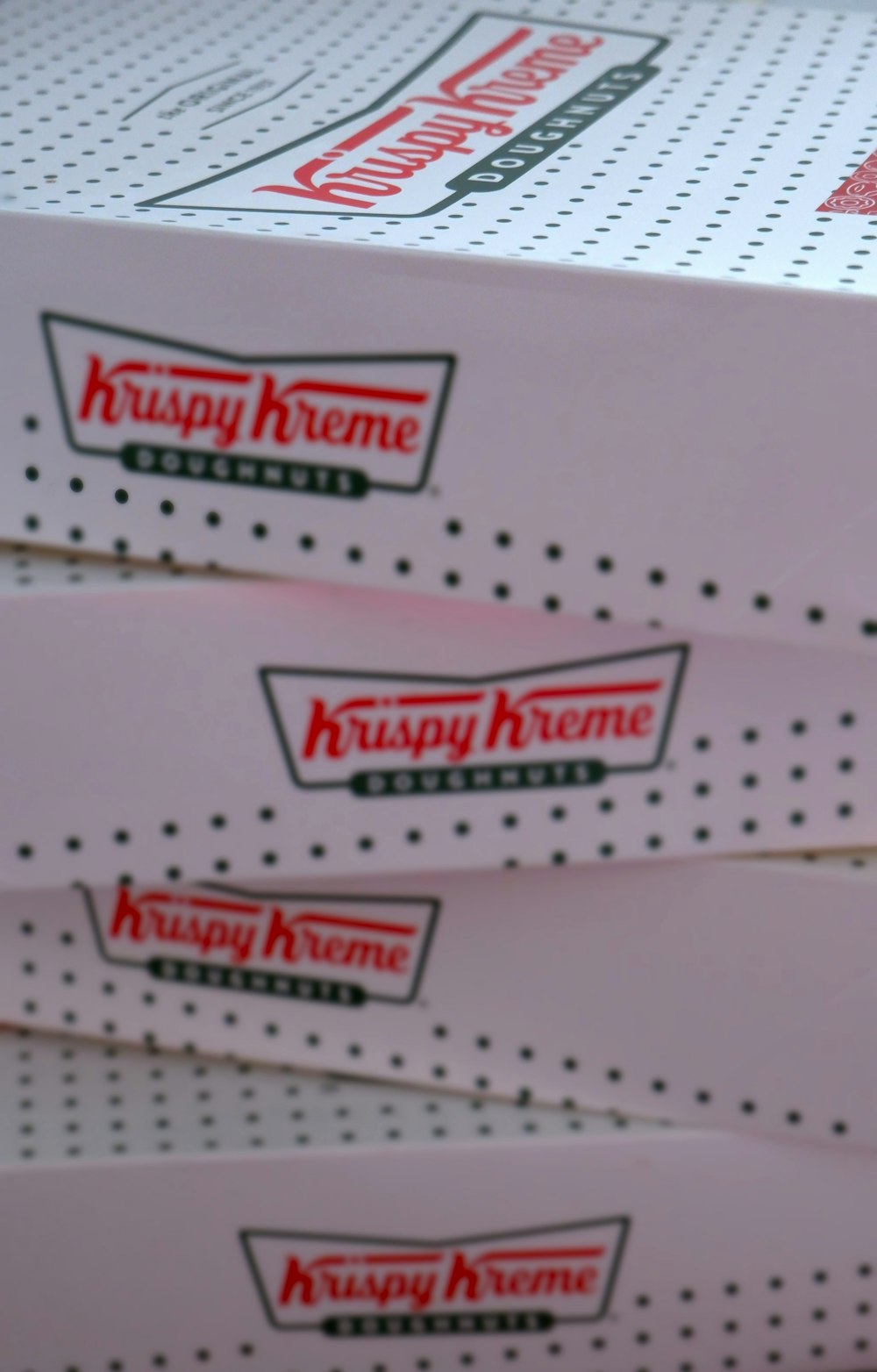 Tre scatole di Krispy Kreme sono impilate l'una sull'altra