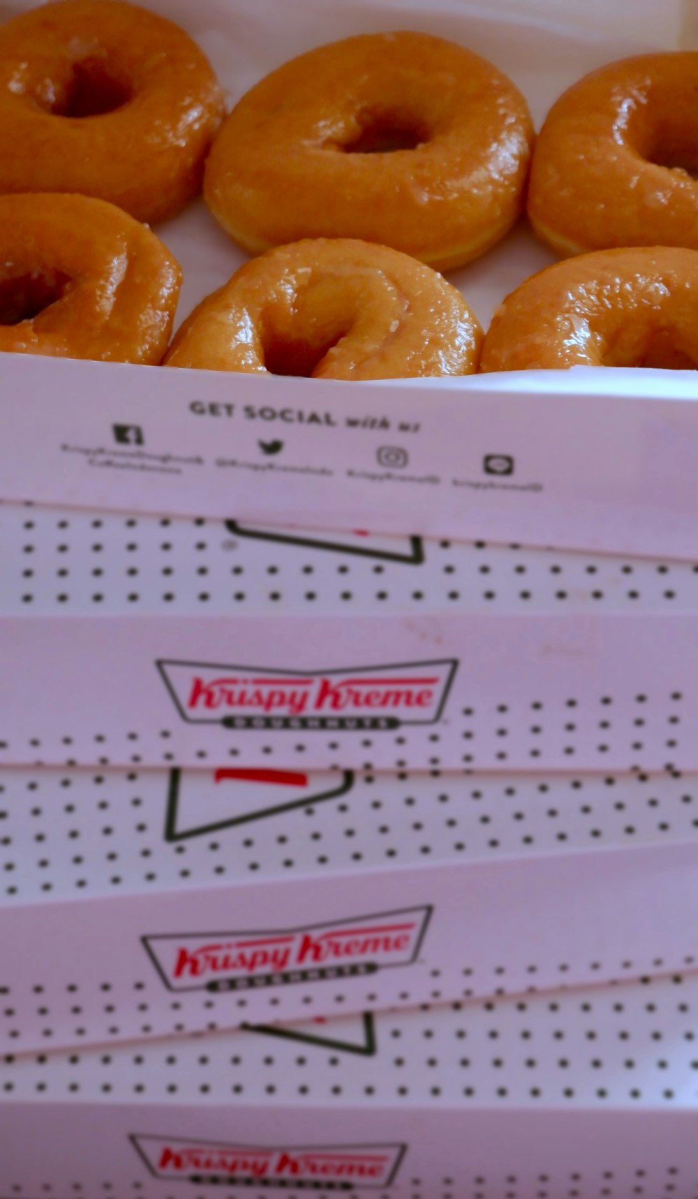 Uma caixa de donuts krispy kreme vidrados