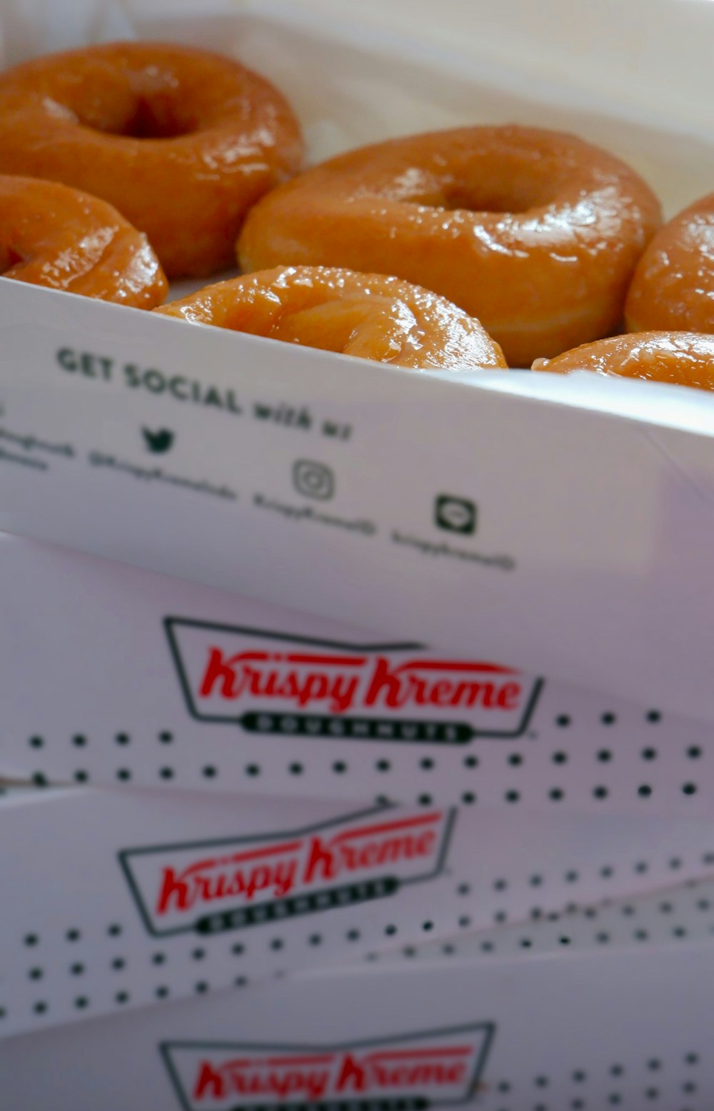 Una caja de rosquillas glaseadas Krispy Kreme