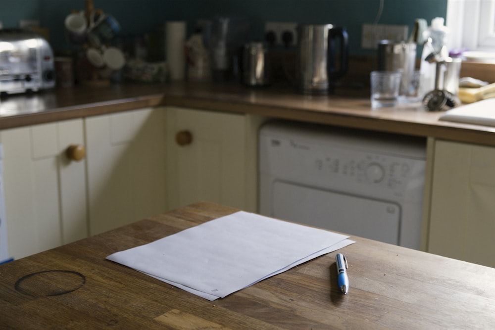 una encimera de cocina con una servilleta y un bolígrafo