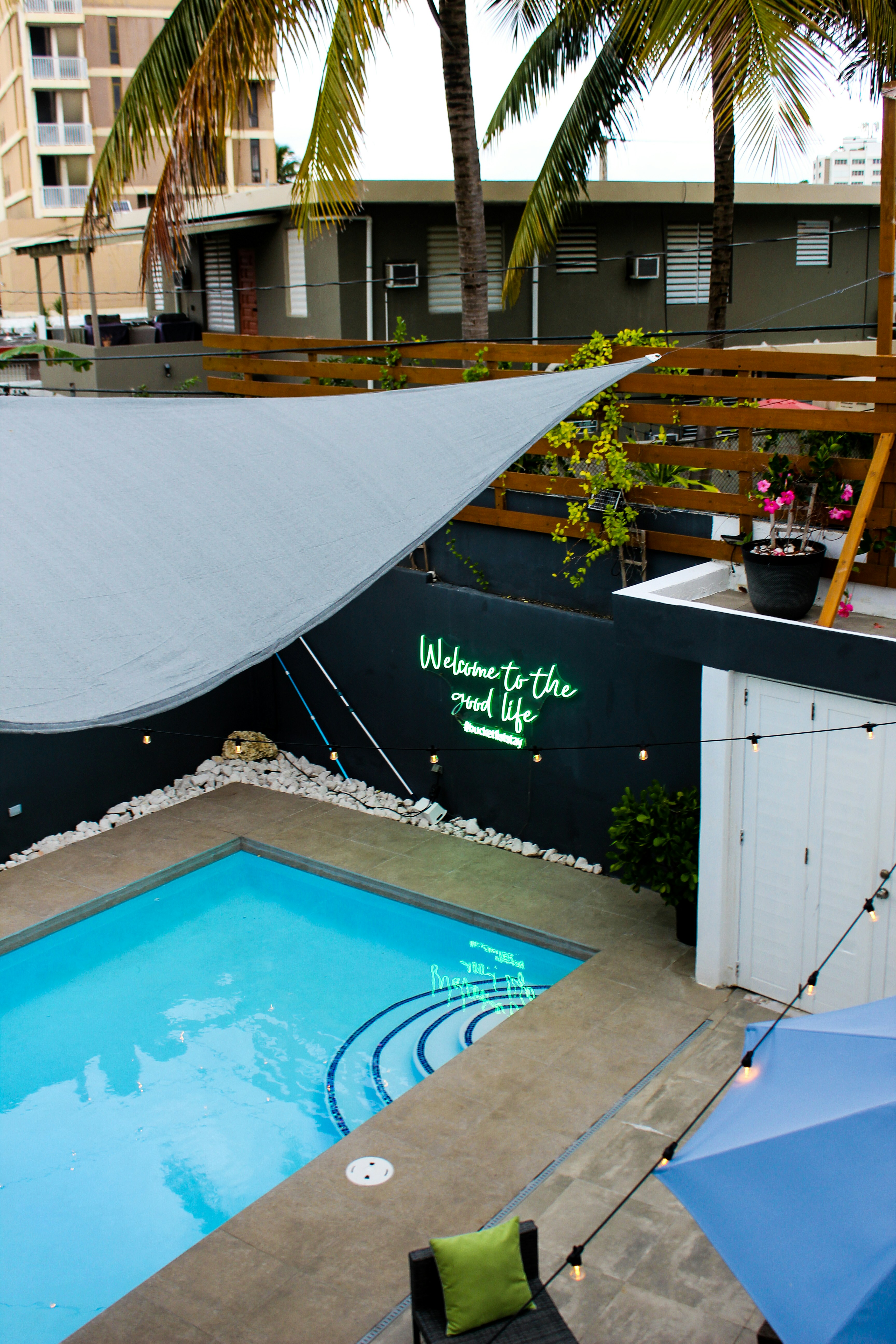 una piscina con sombra sobre ella