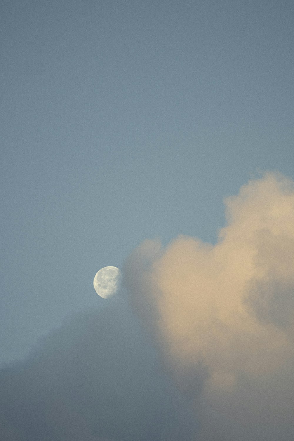um avião voando no céu com a lua ao fundo