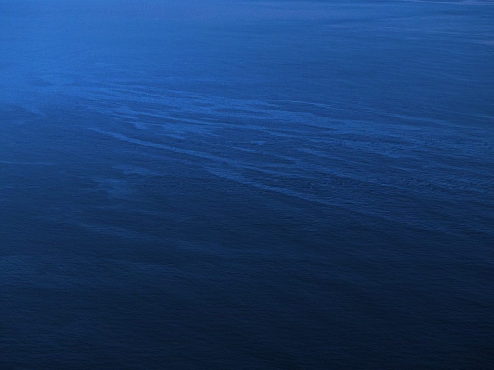 Un avión volando sobre un cuerpo de agua