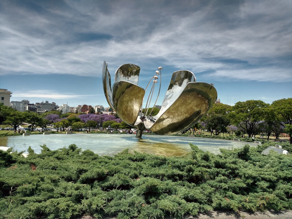 Une grande sculpture en métal au milieu d’un parc