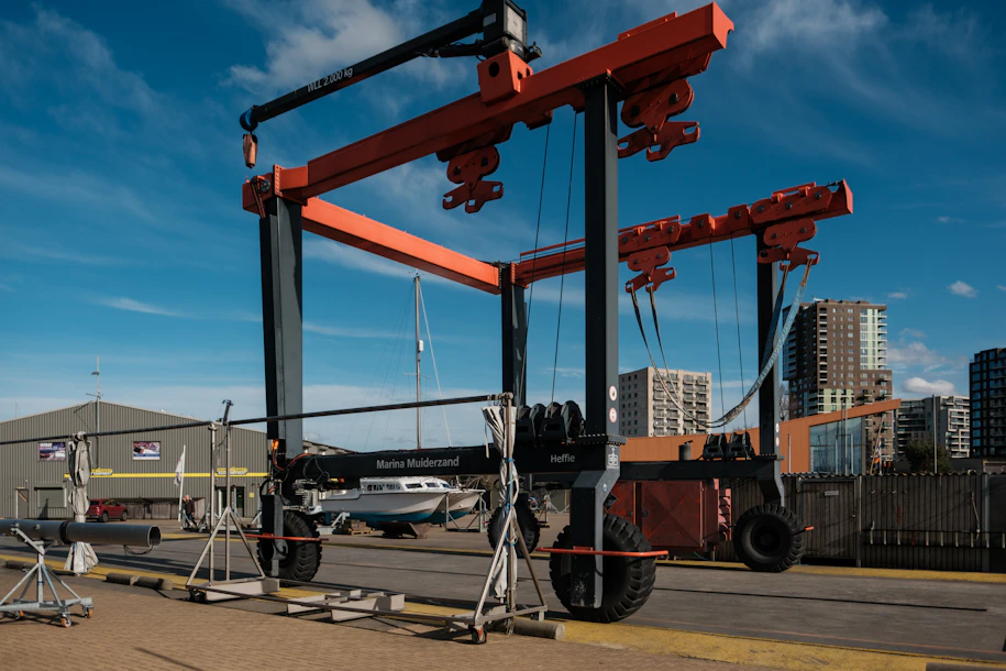 there is a crane that is on the side of the road