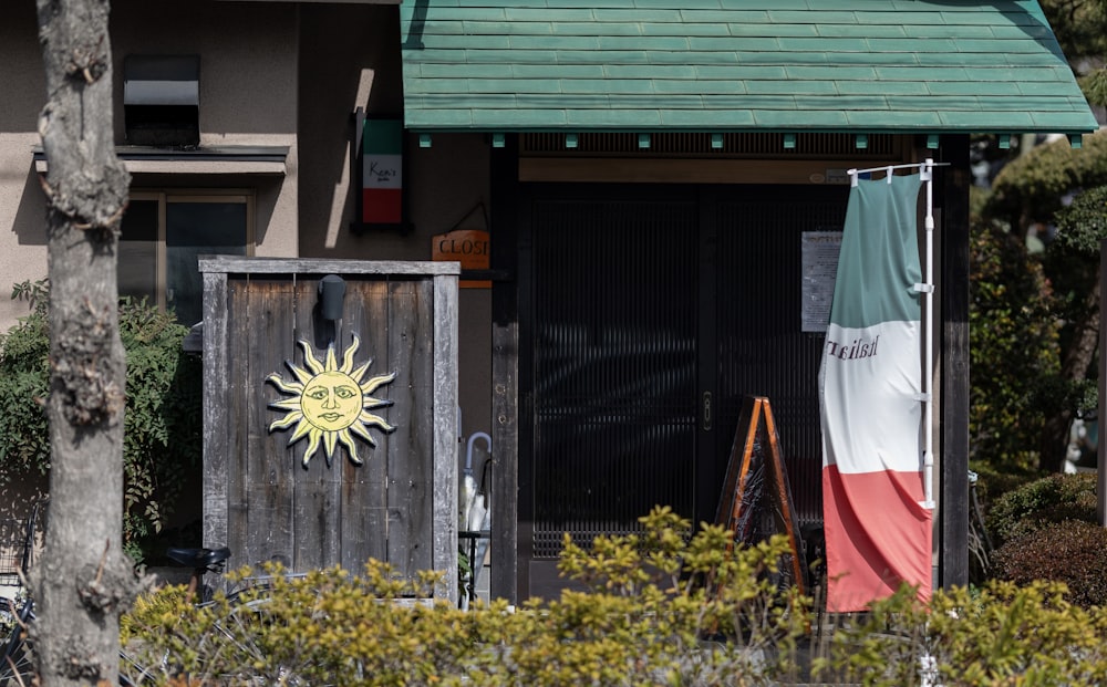 un bâtiment avec un drapeau accroché à l’extérieur