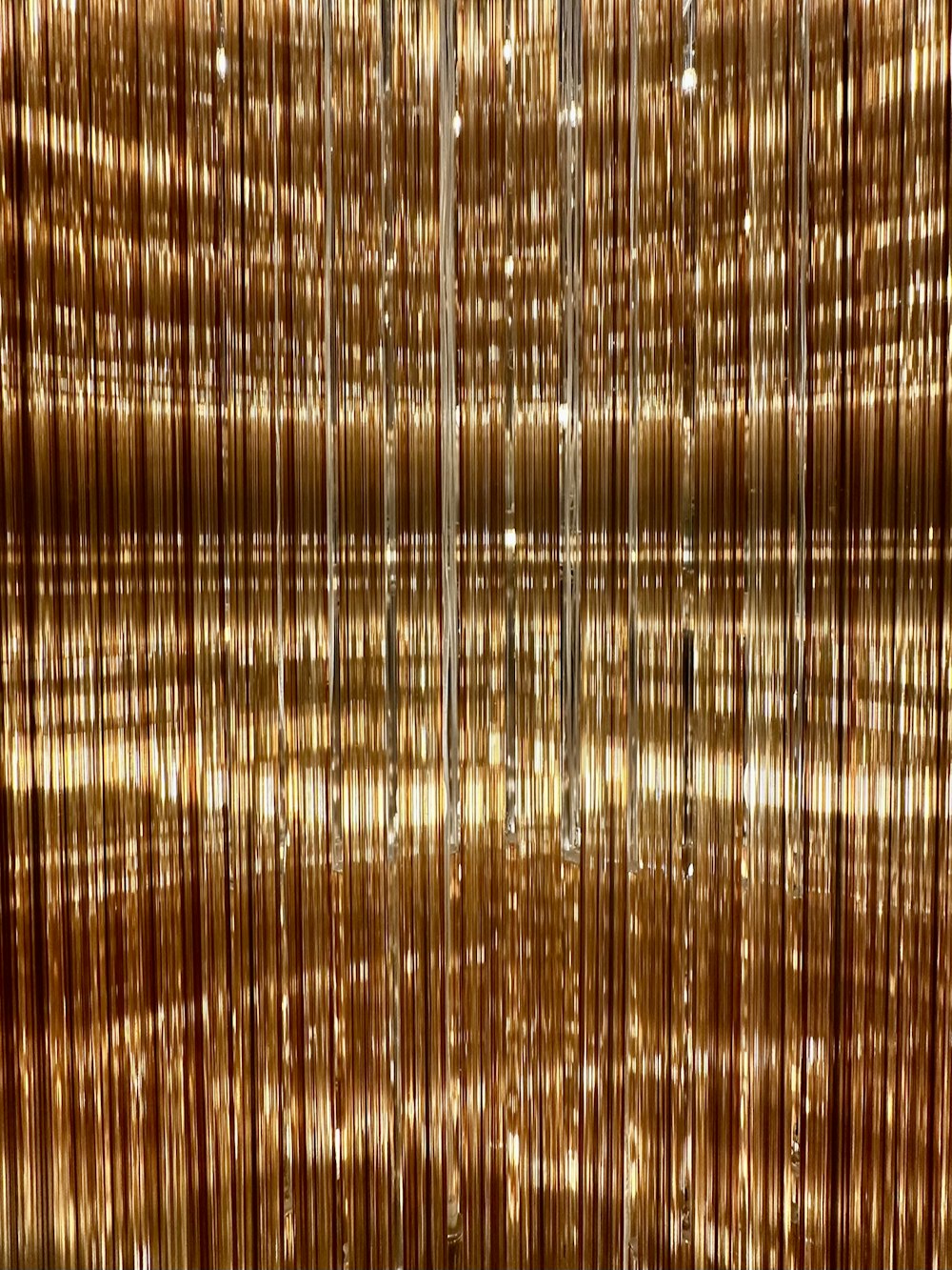 um quarto com um monte de cortinas douradas