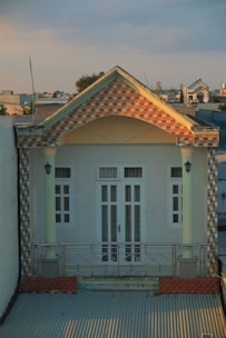 a building with a checkered roof and a balcony