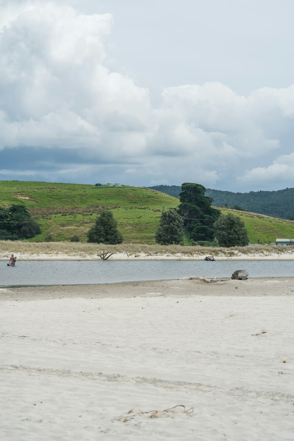 un groupe de personnes à cheval sur une plage